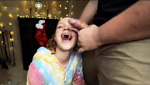 Küçük Kızın Boğazını Sert Ve kaba Bir Şekilde Sikiyor