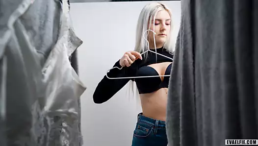 genç kaşar soyunma odasında büyük bir attırmashot var - eva elfie