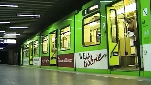 vahşi esmer genç itibaren germany yeme saldırı içinde açık alanda