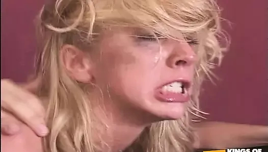 Ahlaksız kaşar iki yarrakla yetinmeyip bide dildoyu alıyor