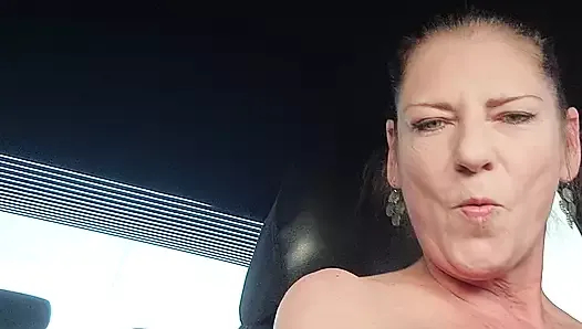 bakkal otoparkında büyük cuattırmaber ile milf mastürbasyon yapıyor ve fıskırıyor