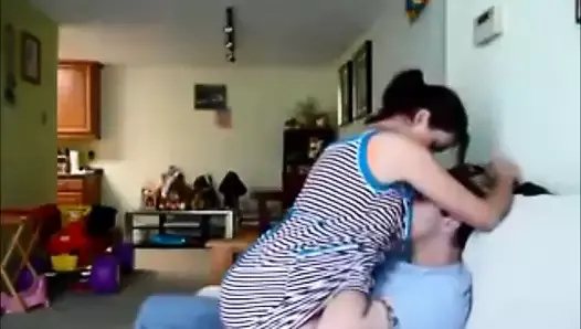 Amatör karı kocanın ev yapımı erotik pornosu