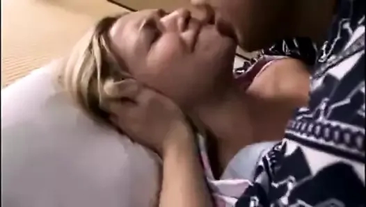 Turist Sarılın kız kötü niyetli japonun sikine boyun eğdi