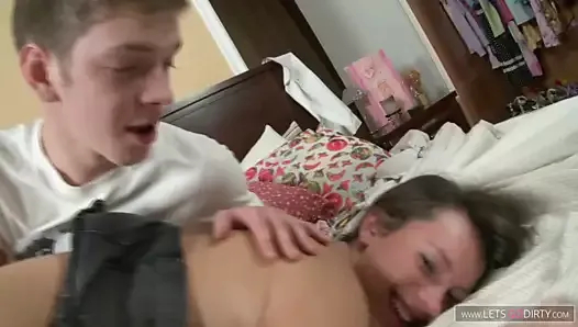 İlk anal seks deneyimi için yakın arkadaşının sikini kullanıyor 