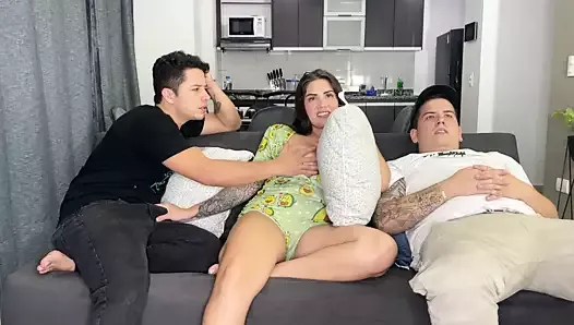 en iyi arkadaşı ve analıyla sikişirken aldatılan koca yiyor yapıyor - sara sarışın ve logan salamanca