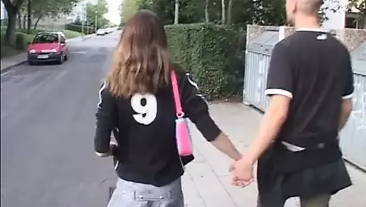 Güzel sıska Alman bebek aydıyor büyük çük sevmek bir pro