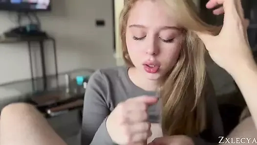 Arkadaşım harika bir oral seks yaptı ve kendini becermesine izin verdi