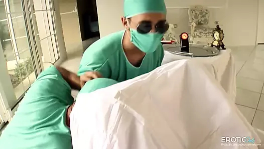 Jinekolog ziyareti süper ateşli bir üçlü ile biter