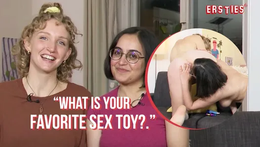 Ersties - Jasmina Bir Oyuncak Kapmadan Önce Serafina'nın Amını Arkadan Yalıyor