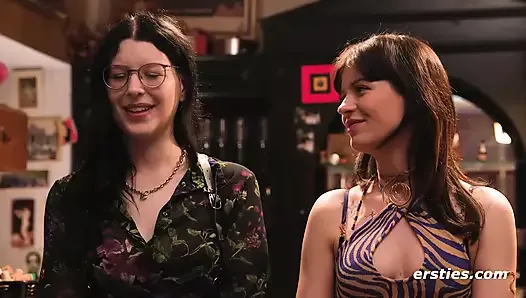 Ersties - Barmenle flört etmek, kapanış saatinden sonra lezbiyen sefahatine yol açar