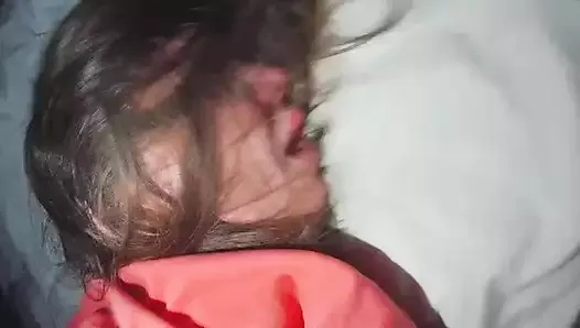 Gerçek bir aldatmaca.Karısı sırayla kocasının arkadaşlarını becerir.