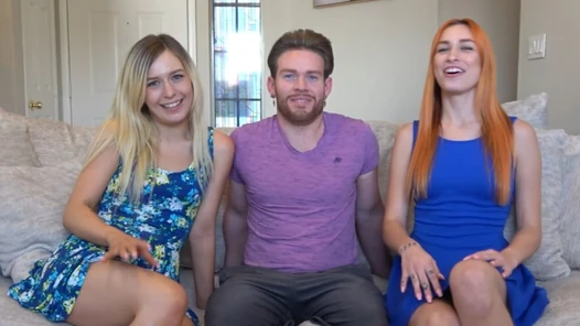 Arzunun körüklediği rekabetçi bir ruha sahip ateşli bir striptiz dart oyunu