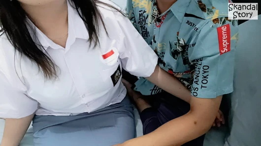 Biyoloji Öğretmeni Öğrencilere Uygulama Yapıyor