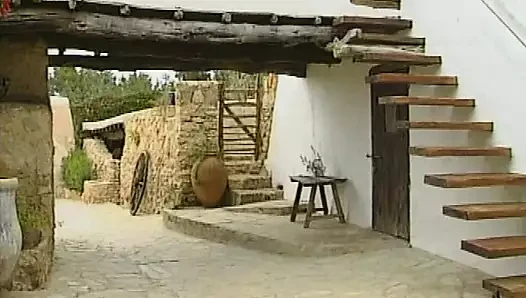 Kadınlar Kocaları Olmadan Tatildeler ve Bahse girip Sikişiyorlar