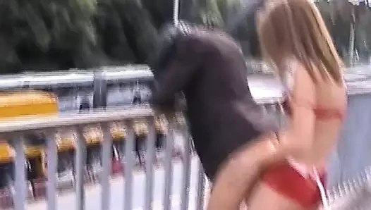 Şaşırtıcı Alman kızlar birbirlerinin amcıklarını halka sokuyor