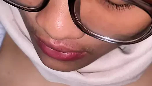 Tahrik Edici Gözlüklü Müslüman Kıza Hak Ettiği Yarrağı Veriyorum