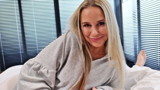 Küçük üvey kız kardeşim Lola Myluv! Beni mastürbasyon yaparken yakalıyor ve sert bir şekilde sikilmek istiyor!!!