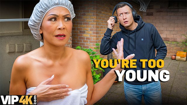 MATURE4K. Asyalı genç Çek bir adama biniyor.