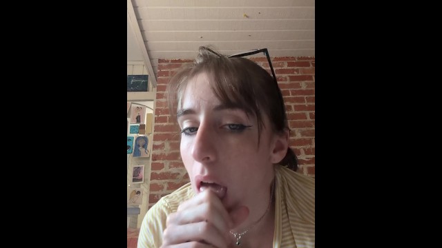 En yakın arkadaşın seni büyük göğüsleriyle baştan çıkarıyor.