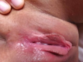 Ateşli Genç Kız Sulu Amcığına Mastürbasyon Yapıyor