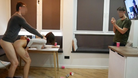 Kız Arkadaşımı Paylaşıyorum.Üniversite Partisinden Sonra İki yarrak 