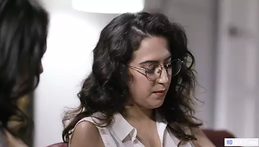 Doğal büyük memeli gazeteci özgür ruhlu bir lezbiyeni ziyaret ediyor