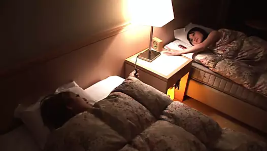 Japon Kız Kardeşler Yarraksızlıktan Uyuyamayınca Misafir Çağırıyorlar