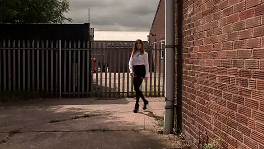 Gözüne Kestirdiği Adamın Arabasına Arkadan Çarpıp Hasarı Amcığıyla Ödüyor