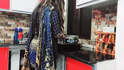 cuckold kocası tarafından mutfakta ev karısı anal sikildi