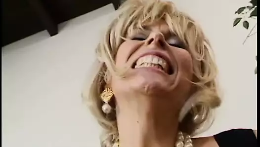 dostum sikişir yaşlı sarışın'ın iç çamaşırı derin amcık traş