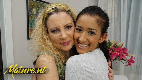 büyük memeli Üvey Anne Üvey Kızlarının Tatlı amcıksini Yiyor!