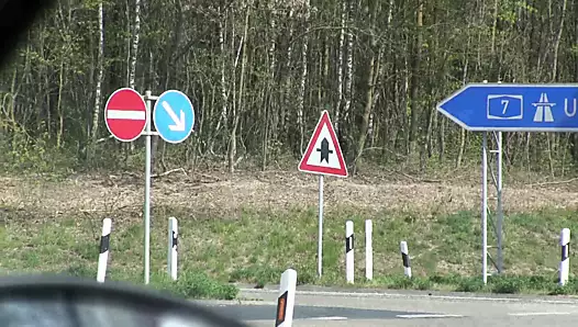 arabasında Alman milf fena sikildi