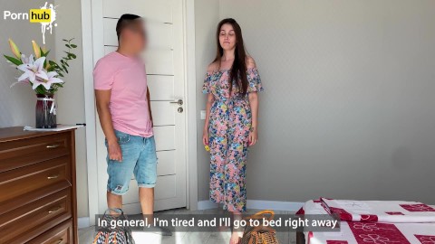 Şehvetli üvey anne, üvey oğlu için ucuz bir otelde bacaklarını açtı