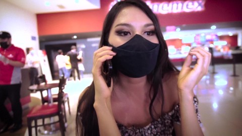 BAKIŞ AÇISI - Cuando acompañas al CİNE a tu amiga Y NO llega su NOVİO