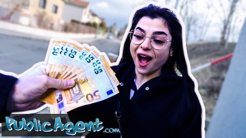 Public Agentı parasını harika oral seks yapan ve sert sikişen çalışan kıza harcıyor
