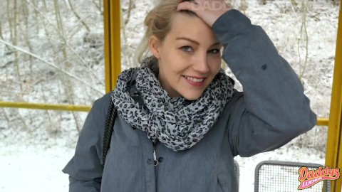 Bakımlı Sarışın Dul Otobüs Durağında Cazip Bir Teklif Alıyor