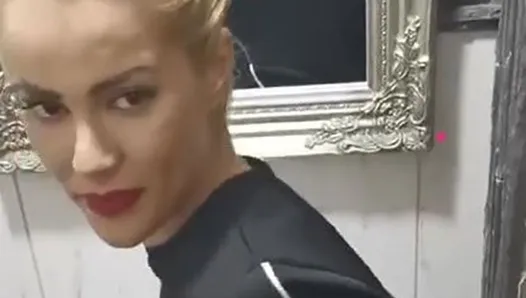 şampanya için tuvalette altın arayıcısı milf bj ve anal