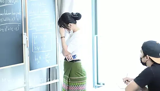 Haylaz öğrenci Nazik öğretmenini seks için kandıyor