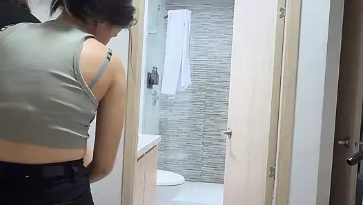 kamera, airbnb'de kalan iki lezbiyeni kaydediyor