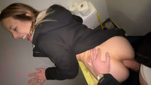 otoparktaki umumi tuvalette götten vurduran çılgın sarışın