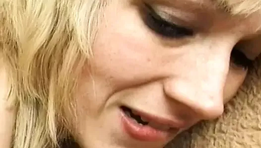 fransız sarışın arkadan attırama ile dolduruyor