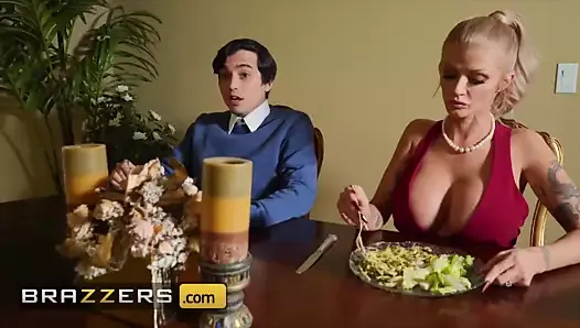 büyük memeli sarışın joslyn james kiara ile ateşli üçlü katıldı