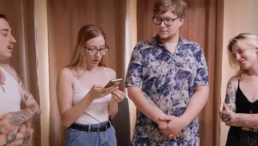 müzikal sandalyeler iki seksi kadınla birlikte striptiz tarzı