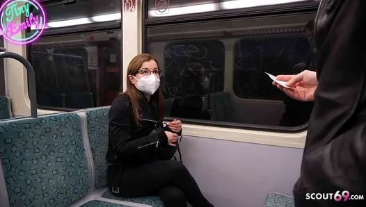 zayıf Alman tinyemily biletsiz trene bindi - müfettişin onu sikmesine izin verdi