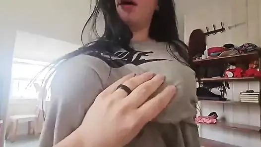 Sikime tırmanan büyük göğüslü kızı döverek beceriyorum