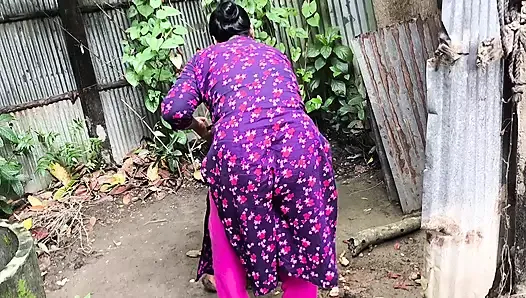 Odun kıran iri kalçalı hintli yengesini bahçede Beceriyor 