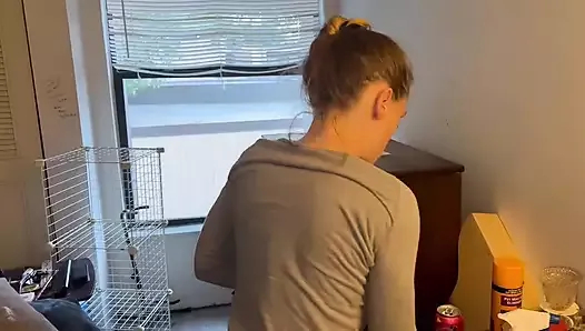 Bu Kız benim Yaşımın Yarısı! O kadar derinlere indiğim için çok kızgın. Erkek arkadaşı Kesinlikle Fark Edecek.