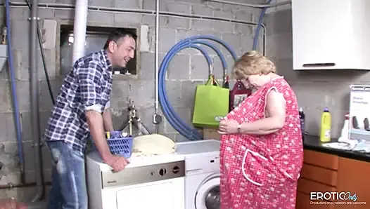 Kocam komşumuz olan büyükanneyi sikiyor