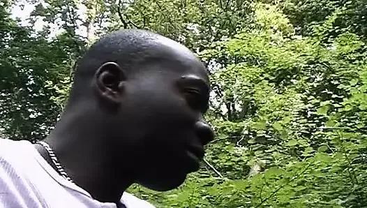 Çarpıcı Fransız koşucu ormanda iki adam tarafından götten sikiliyor