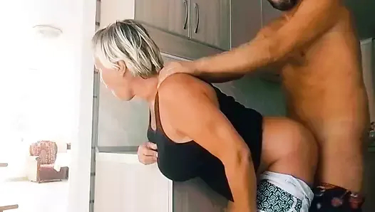 Bir kafede temizlikçi Kadın sikildi